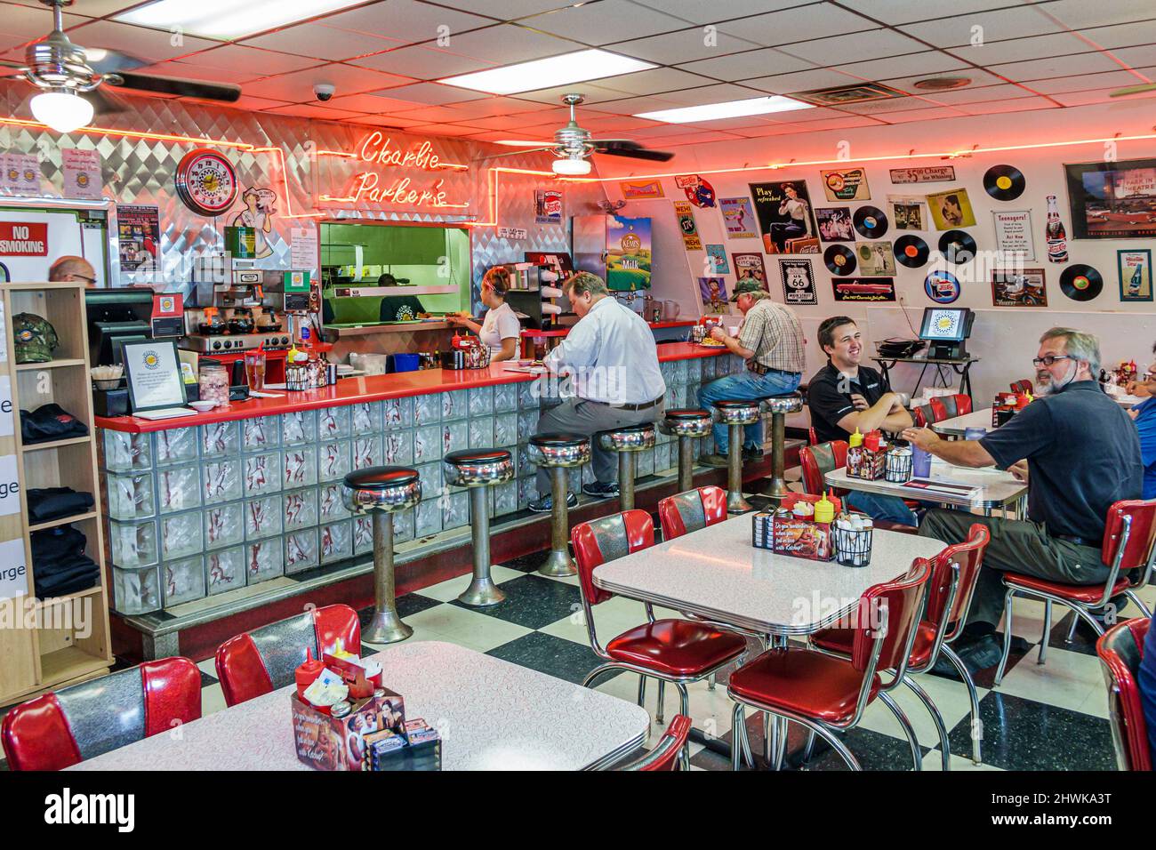 Springfield Illinois, storica autostrada Route 66, Charlie Parker's Diner, ristorante interno, bancone a tema anni '50 clienti barstools Foto Stock