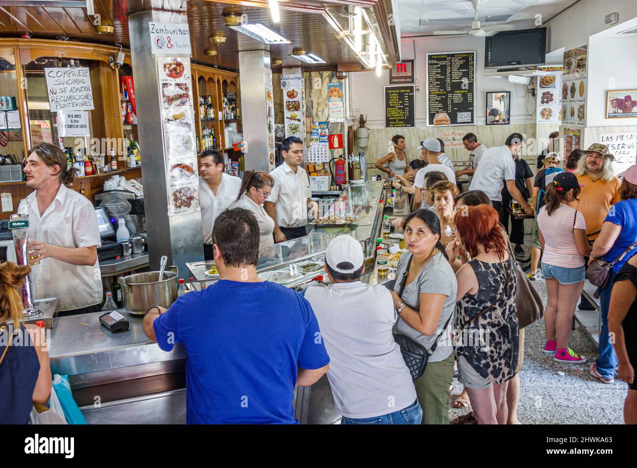 Madrid Spagna,Centro Ispanico,Barrio de la Latina,Cerveceria Cruz,tapas bar ristoranti,ristoranti gastronomici piatti di pesce contatore interno affollato Foto Stock