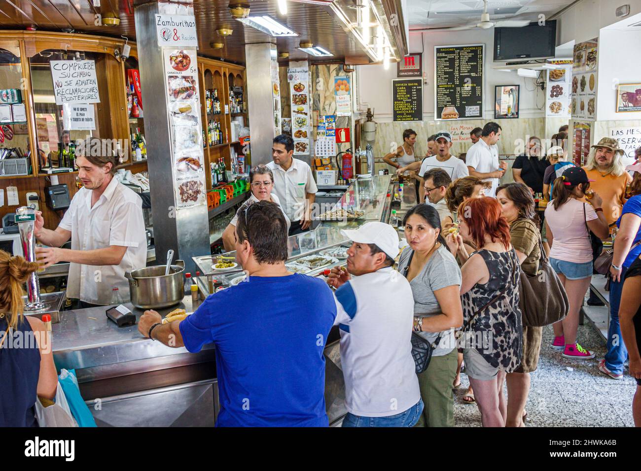 Madrid Spagna,Centro Ispanico,Barrio de la Latina,Cerveceria Cruz,tapas bar ristoranti,ristoranti gastronomici piatti di pesce contatore interno affollato Foto Stock