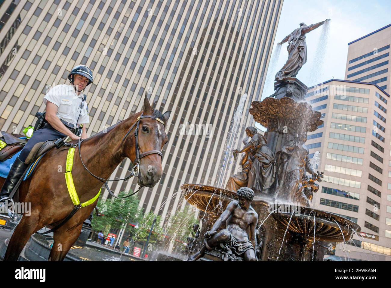Cincinnati Ohio, Fountain Square, polizia cavallo pattuglia acqua montato Foto Stock