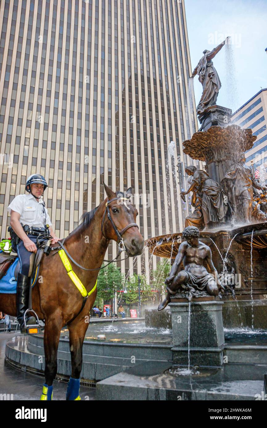 Cincinnati Ohio, Fountain Square, polizia cavallo pattuglia acqua montato Foto Stock