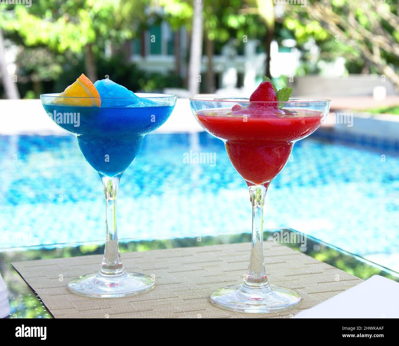 Bevanda fredda in Thailandia sullo sfondo blu della piscina Foto Stock