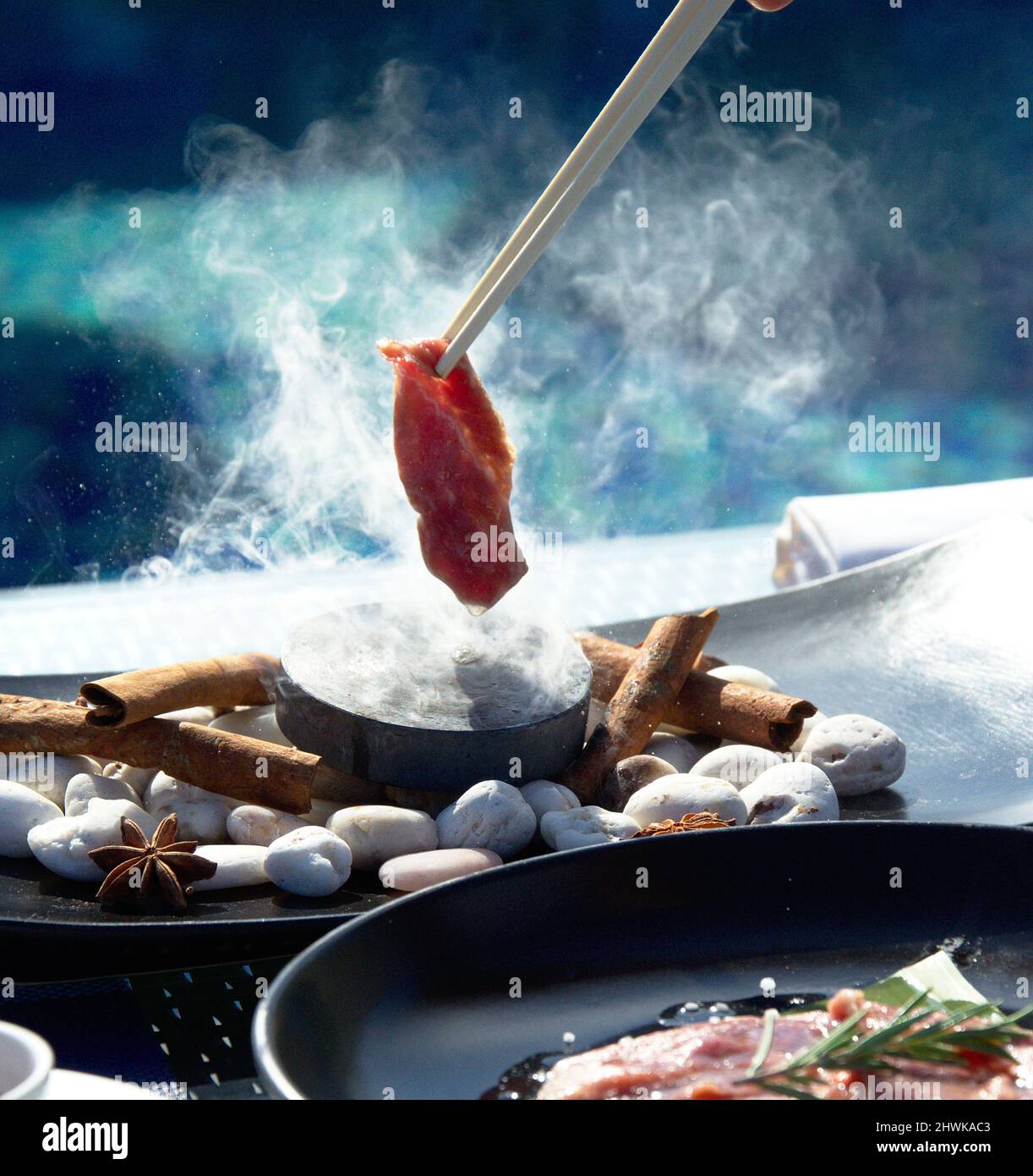cibo asiatico testy su sfondo blu piscina Foto Stock