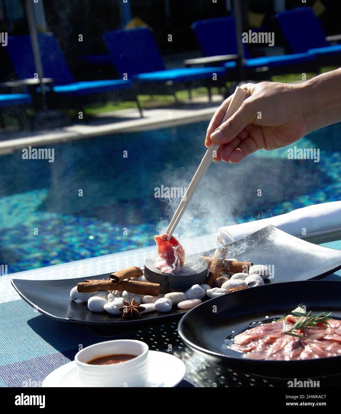 Il cibo asiatico testy si prepara sullo sfondo della piscina Foto Stock