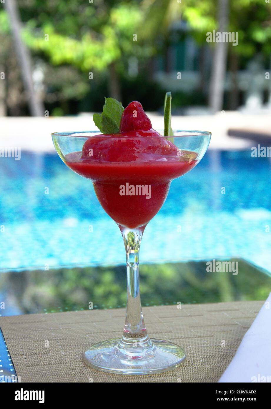 Bevanda fredda di fragole in Thailandia sullo sfondo blu della piscina Foto Stock