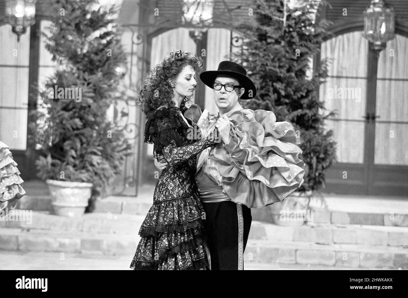 Prova Morecambe & Wise Christmas Show, 18th dicembre 1973. Eric Morecambe ed Ernie Wise, raffigurati con: Vanessa Redgrave in una scena del Mambo Dance. Vanessa Redgrave giocando Josephine con Eric come Duca di Wellington & Ernie come Napoleone. Foto Stock