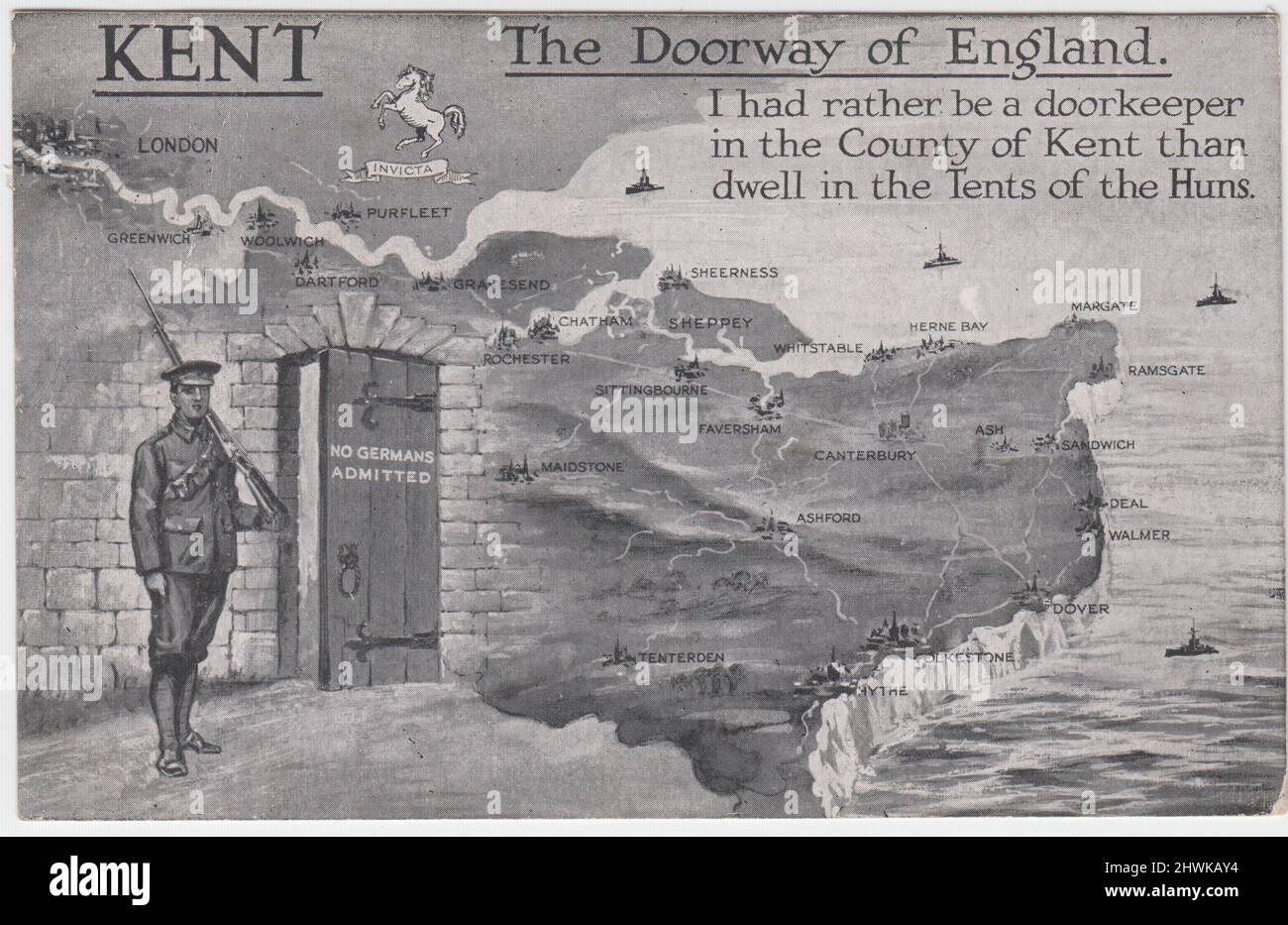 "Kent. La porta d'Inghilterra. Io ero piuttosto portiere nella Contea di Kent che dimorare nelle tende degli Unni'. Cartolina di propaganda patriottica e anti-tedesca della prima guerra mondiale. Mostra un soldato in servizio di ingresso da una porta con 'Nessun tedesco ammesso' dipinto su di esso. Dietro c'è una mappa della contea del Kent, che mostra le città chiave e il Tamigi, che si dirigono verso Londra. Le navi da guerra britanniche sono mostrate nella Manica Foto Stock