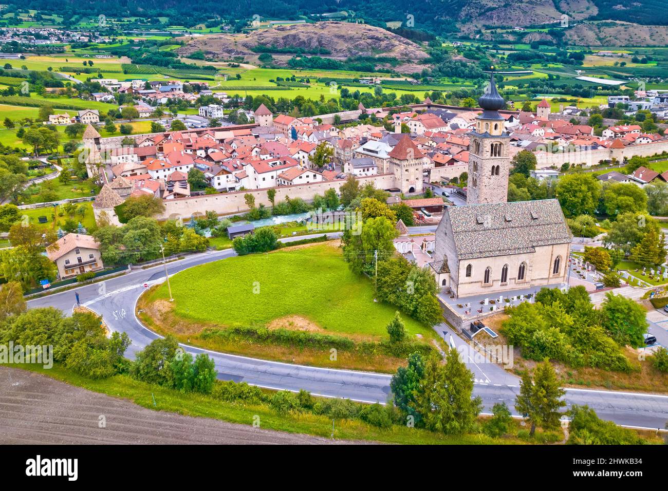 Borgo fortificato di Glorenza o Glorns in Val Venosta vista aerea. Regione Trentino Foto Stock