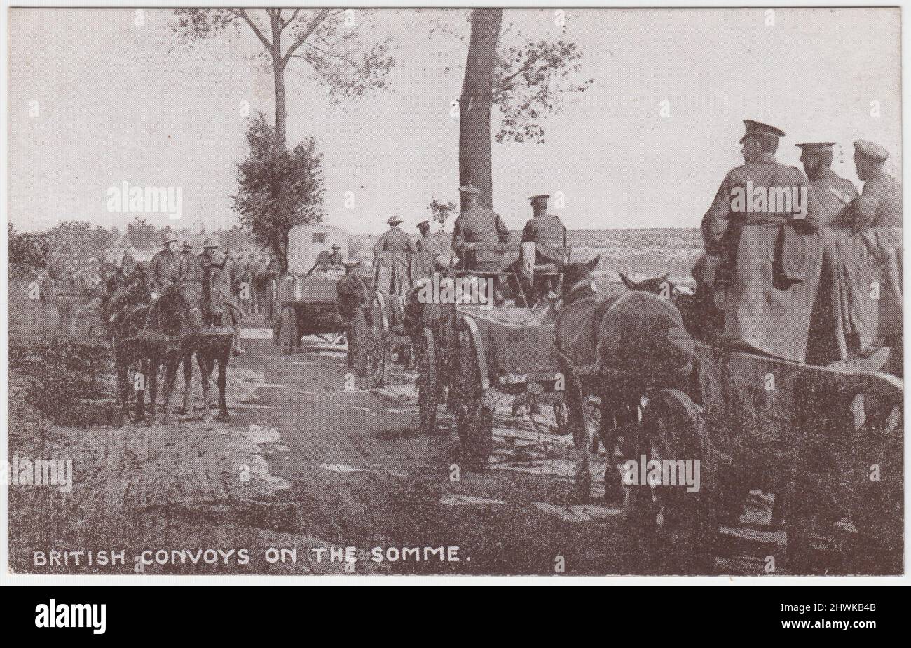 "Convogli britannici sulla Somme", prima guerra mondiale. Soldati britannici che viaggiano lungo una strada fangosa con carrelli trainati da cavalli. I soldati che viaggiano verso la macchina fotografica indossano caschi Brodie in acciaio. La cartolina è stata pubblicata dalla Federazione Nazionale dei marinai e dei soldati dimessi e smobilitati Foto Stock