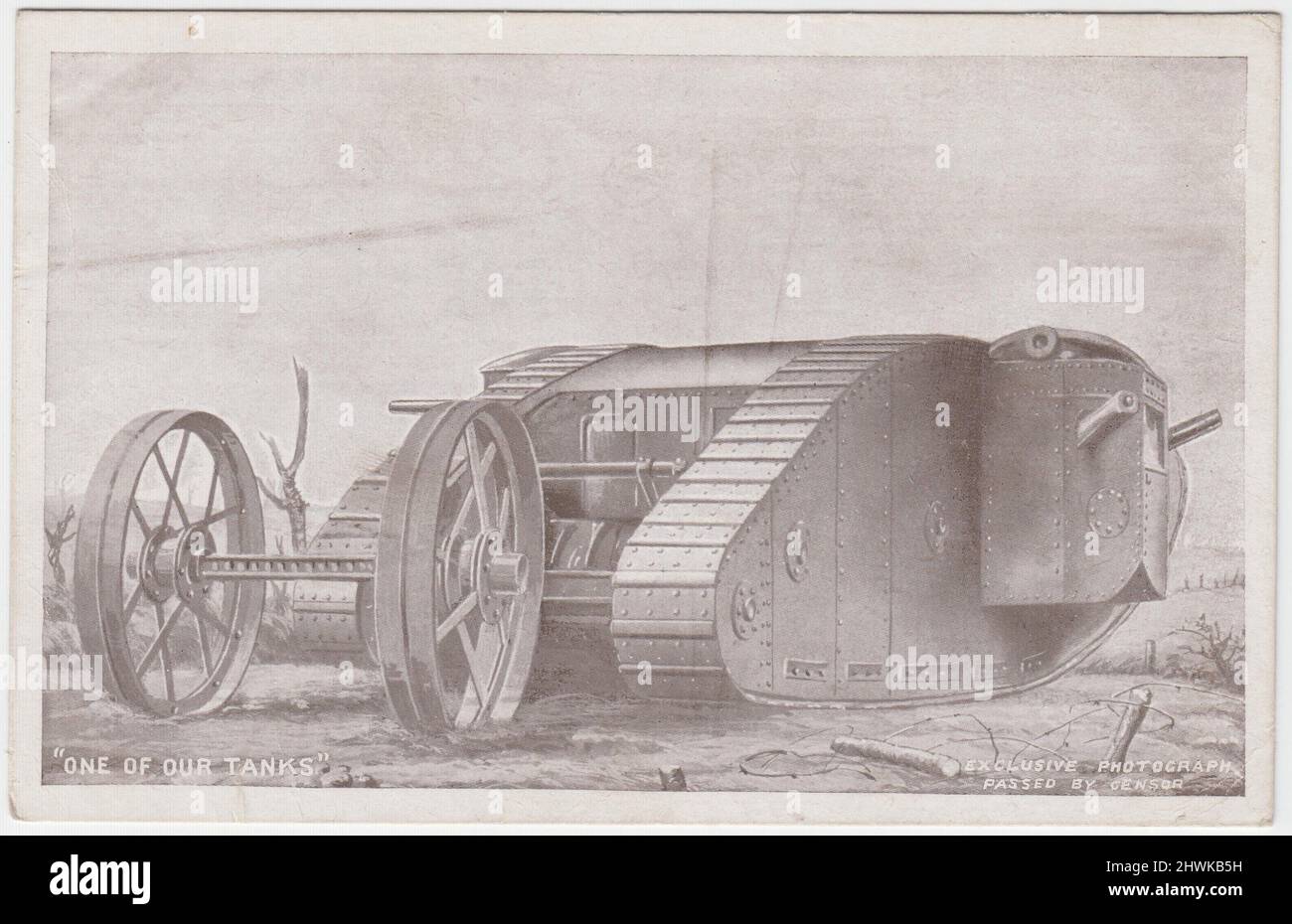 "Uno dei nostri carri armati": Primo carro armato della guerra mondiale sul campo di battaglia, mostrato con filo spinato in primo piano e alberi frantumati sullo sfondo. Si tratta di una cartolina venduta sul British Home Front Foto Stock