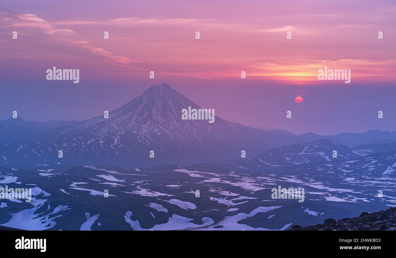 Alba dalla cima del vulcano Gorely e vista sul vulcano Vilyuchinsky nella penisola di Kamchatka in Russia. Foto Stock