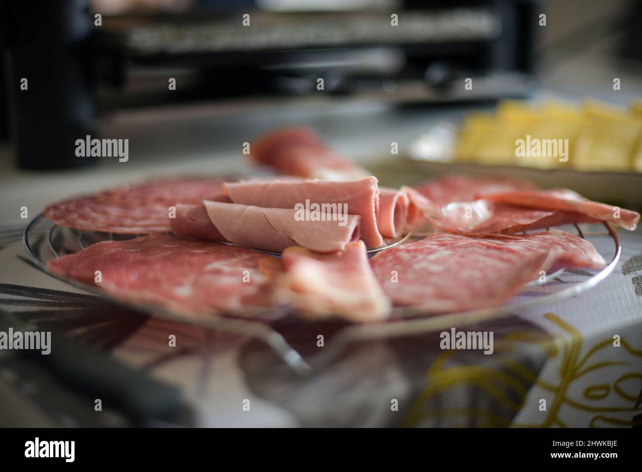 vista di un piatto di raclette a casa in francia Foto Stock