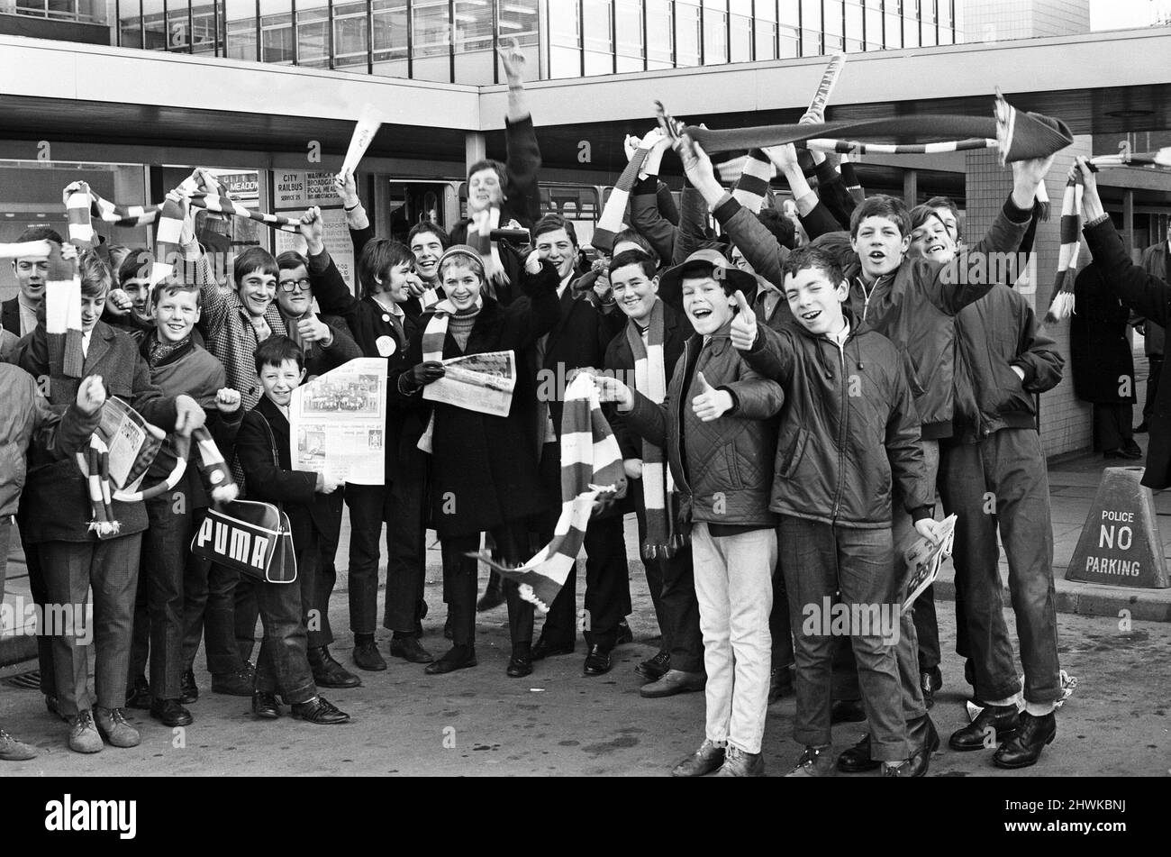 I fan di Charlton alla stazione di Coventry davanti alla loro fa Cup-tie a Highfield Road. 27th gennaio 1971. Foto Stock