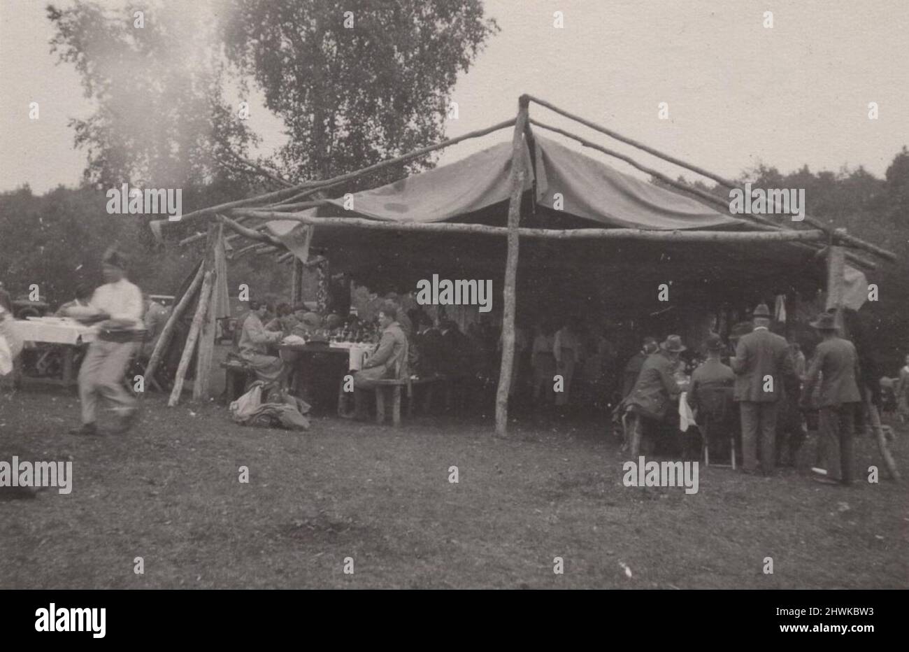 foto vintage in bianco e nero su un evento o un matrimonio in una tenda, dove i camerieri o i server indossano il cappello turco fez. Oppure è una grande festa alla griglia. Periodo: 1920s. Fonte: Fotografia originale. ULTERIORI-DIRITTI-SPAZIO-INFORMAZIONI-NON-DISPONIBILI Foto Stock
