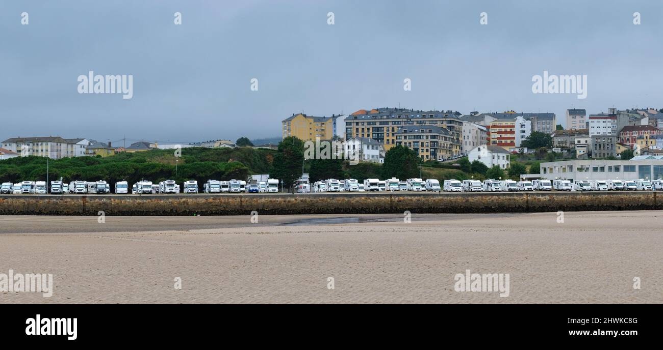 Hoz, Lugo, Galizia, Spagna - Agosto 14 2021: Folla di caravan lungo l'estuario di Foz con il villaggio di Hoz sullo sfondo, concetto di vita caravan Foto Stock