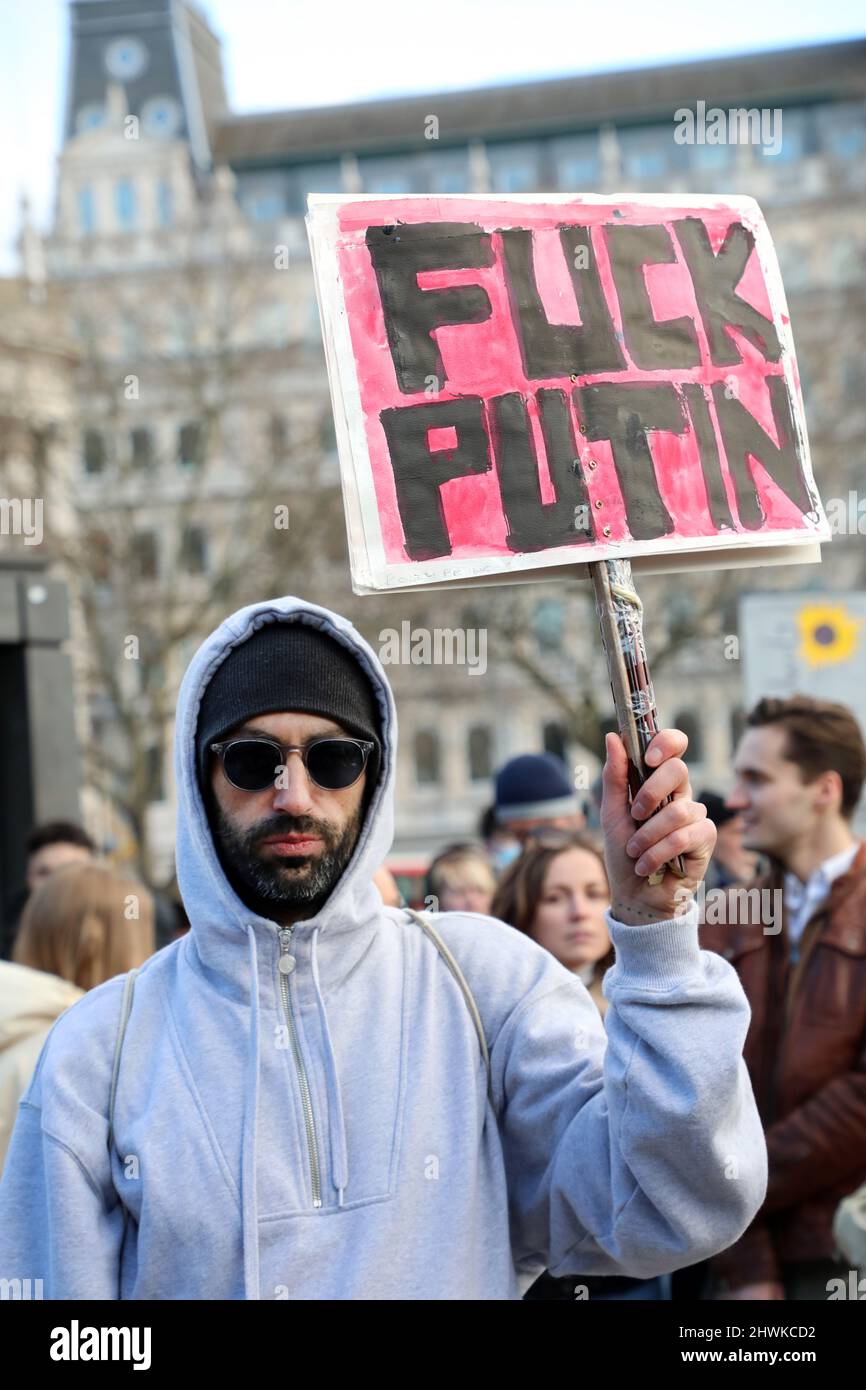 Londra, Regno Unito. 6th Mar 2022. I manifestanti mostrano il sostegno per l’Ucraina alla manifestazione anti-Putin Stop the War a Trafalgar Square a Londra Credit: Paul Brown/Alamy Live News Foto Stock