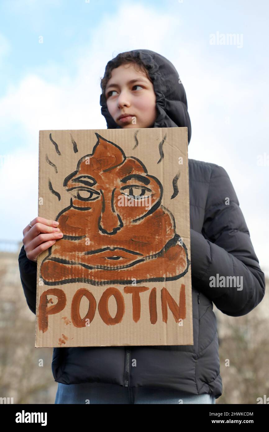 Londra, Regno Unito. 6th Mar 2022. I manifestanti mostrano il sostegno per l’Ucraina alla manifestazione anti-Putin Stop the War a Trafalgar Square a Londra Credit: Paul Brown/Alamy Live News Foto Stock