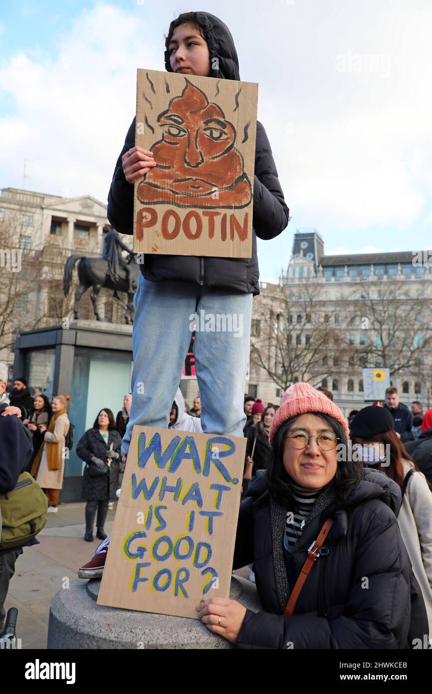 Londra, Regno Unito. 6th Mar 2022. I manifestanti mostrano il sostegno per l’Ucraina alla manifestazione anti-Putin Stop the War a Trafalgar Square a Londra Credit: Paul Brown/Alamy Live News Foto Stock