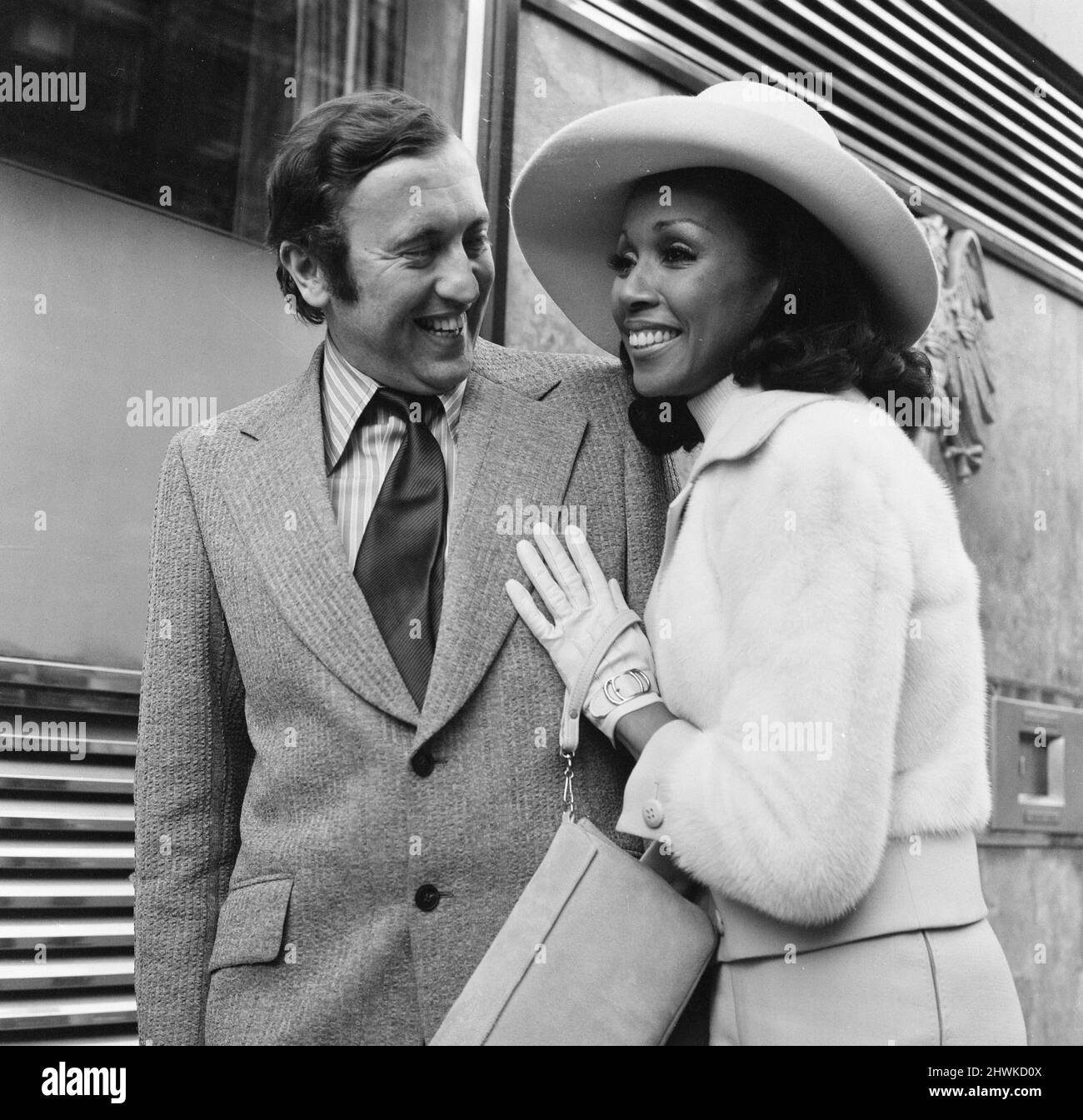 Diahann Carroll, cantante e attrice americana, con la fiance David Frost, raffigurata insieme a Londra, domenica 26th marzo 1972. Foto Stock