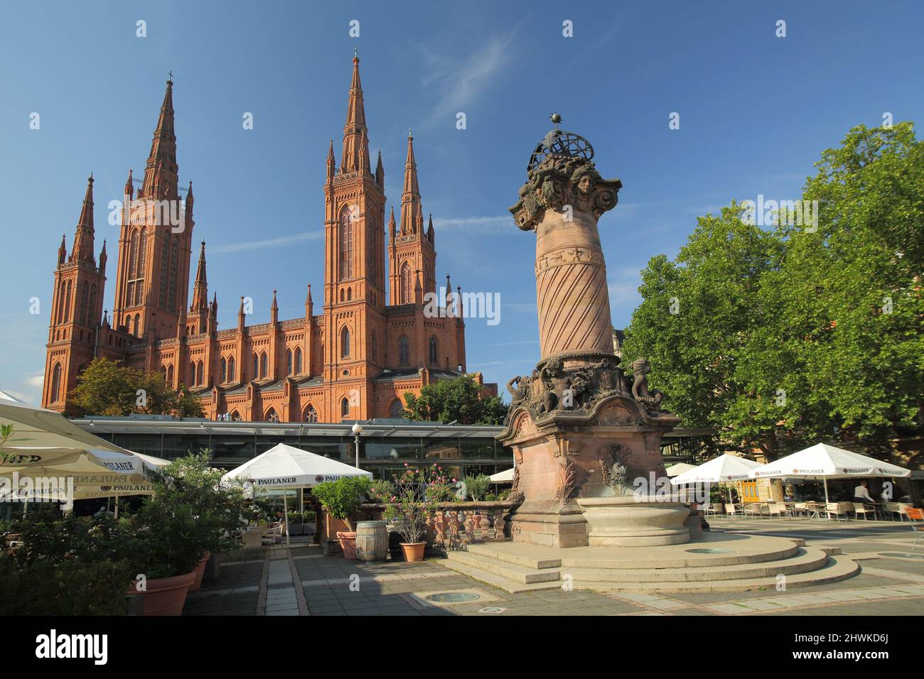 Dernsches Gelände con chiesa di mercato e colonna di mercato, a Wiesbaden, Assia, Germania Foto Stock