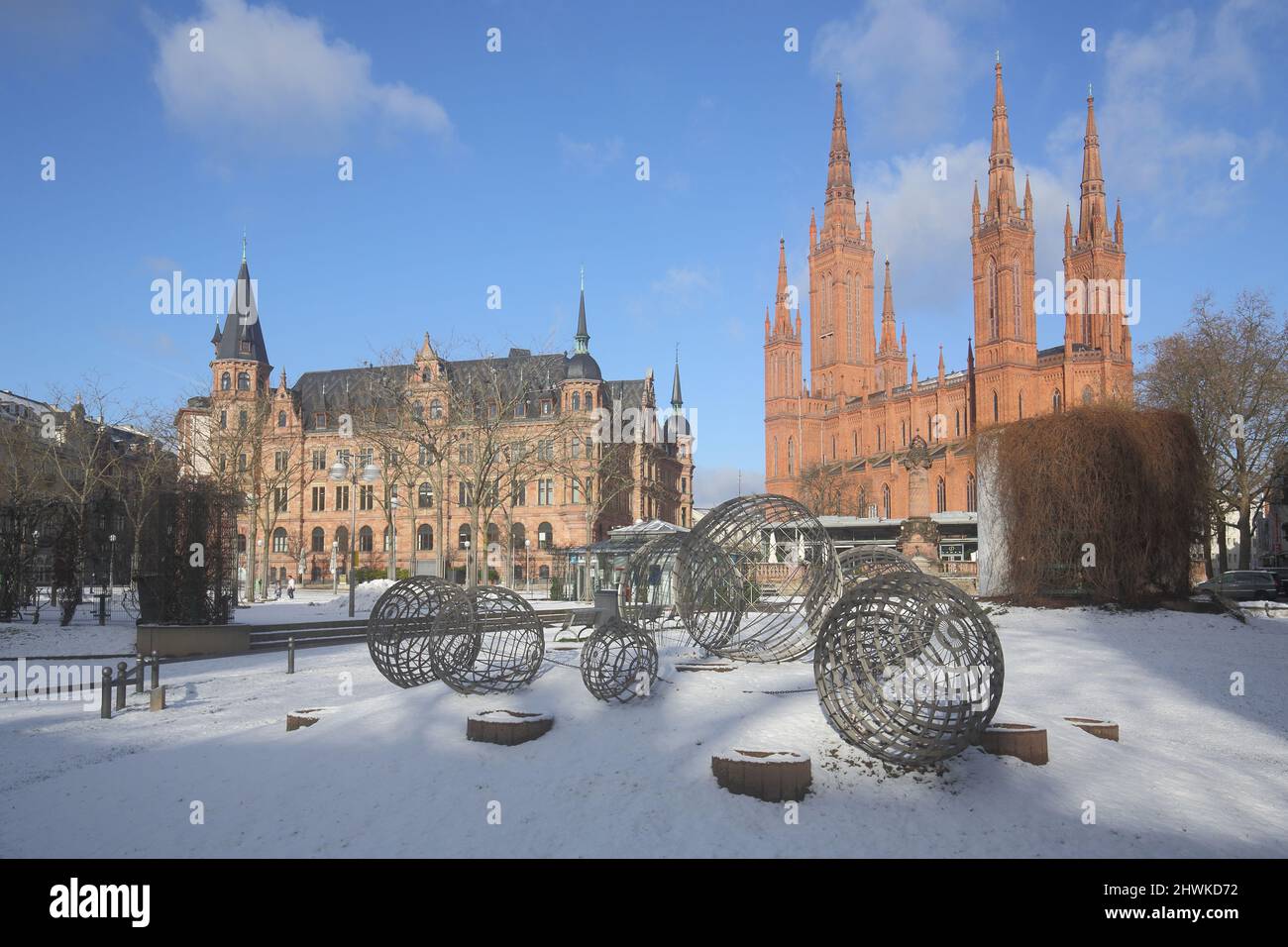 Scultura Parco, Vollrad Kutscher, 2004, con nuovo Municipio e Chiesa del mercato in inverno sulla Dernsche Gelände a Wiesbaden, Assia, Germania Foto Stock