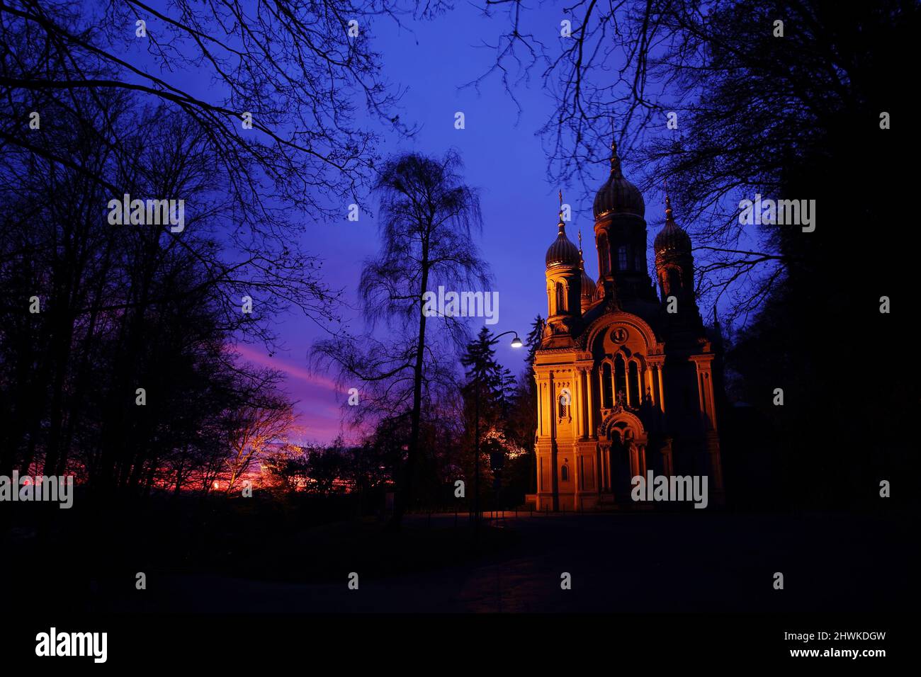 Chiesa ortodossa russa, costruita tra il 1847 e il 1855, nel periodo post-illuminamento sul Neroberg, a Wiesbaden, Assia, Germania Foto Stock