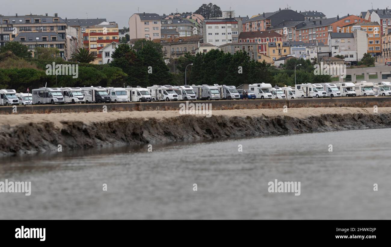 Foz, Lugo, Galizia, Spagna - Agosto 14 2021: Folla di caravan lungo l'estuario di Foz con il villaggio di Hoz sullo sfondo, concetto di vita caravan Foto Stock