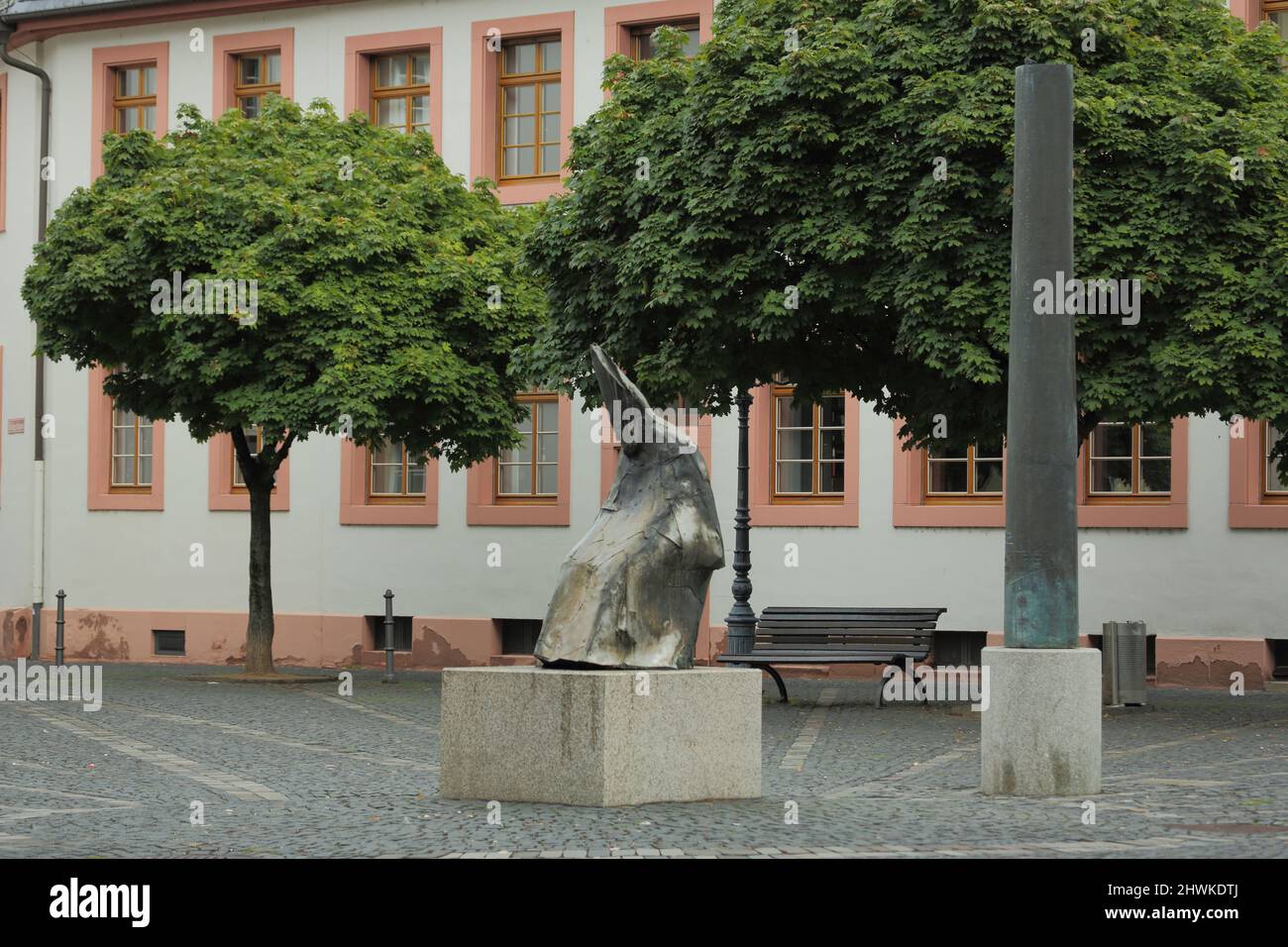 Statua del vescovo Wilhelm Emmanuel von Ketteler, a Bischofsplatz, in Renania-Palatinato, Germania Foto Stock