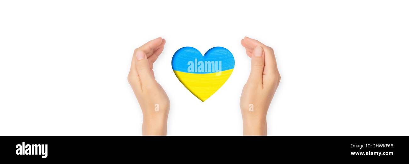 Aprire il movimento del palmo. Palme aperte che tengono il cuore nei colori della bandiera Ucraina. Fermare la guerra nel concetto di Ucraina Foto Stock