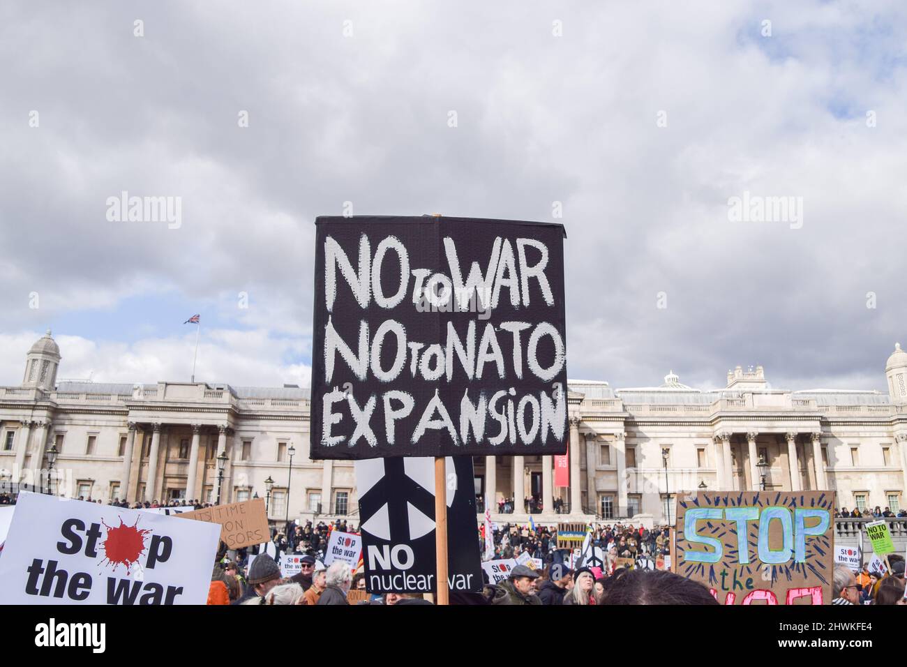 Londra, Inghilterra, Regno Unito. 6th Mar 2022. Un manifestante ha in Trafalgar Square un cartello con la dicitura "No alla guerra, No all'espansione della NATO". I manifestanti anti anti della guerra hanno marciato attraverso il centro di Londra per protestare contro la guerra in Ucraina, l'espansione della NATO e le armi nucleari. (Credit Image: © Vuk Valcic/ZUMA Press Wire) Credit: ZUMA Press, Inc./Alamy Live News Foto Stock