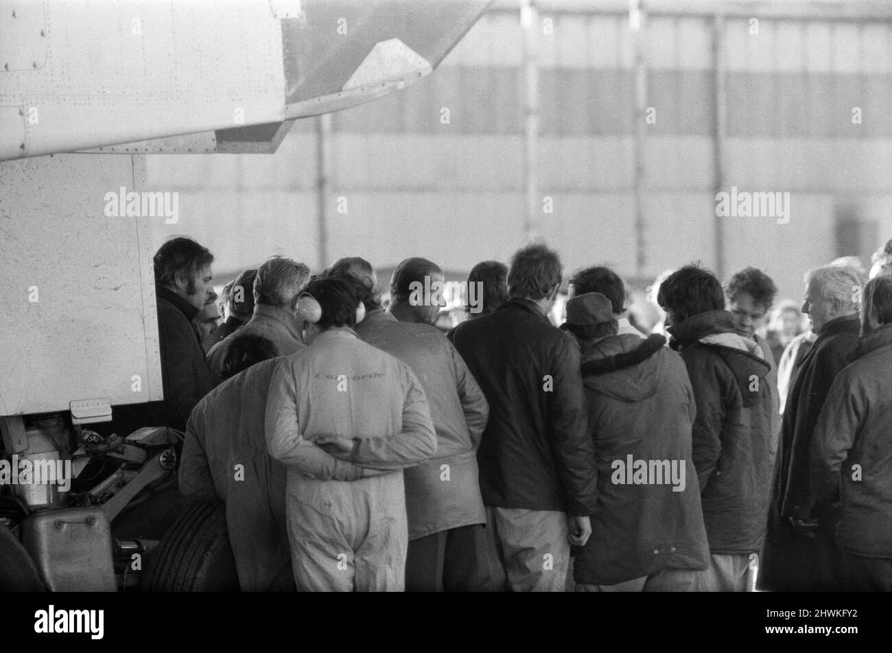 Il Duca di Edimburgo volerà la Concorde 002 costruita dagli inglesi a Mach Two - il doppio della velocità del suono - questo pomeriggio sopra la baia di Biscaglia. Il volo era stato ritardato per più di tre ore quando si è sviluppato un guasto nell'impianto frenante mentre l'aereo stava tassando per il decollo. Poi i tecnici hanno sostituito una valvola idraulica. Nella foto, il Duca di Edimburgo parla con il personale di terra. 2th gennaio 1972. Foto Stock