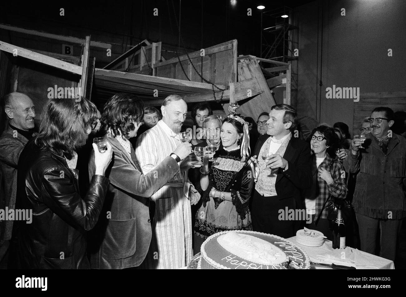 Sir Ralph Richardson festeggia il suo 70th compleanno sul set cinematografico "A Doll's House". Raffigurato con le co-star Claire Bloom, Anthony Hopkins e il produttore Hillard Elkins. Monolocali Elstree. 19th dicembre 1972. Foto Stock