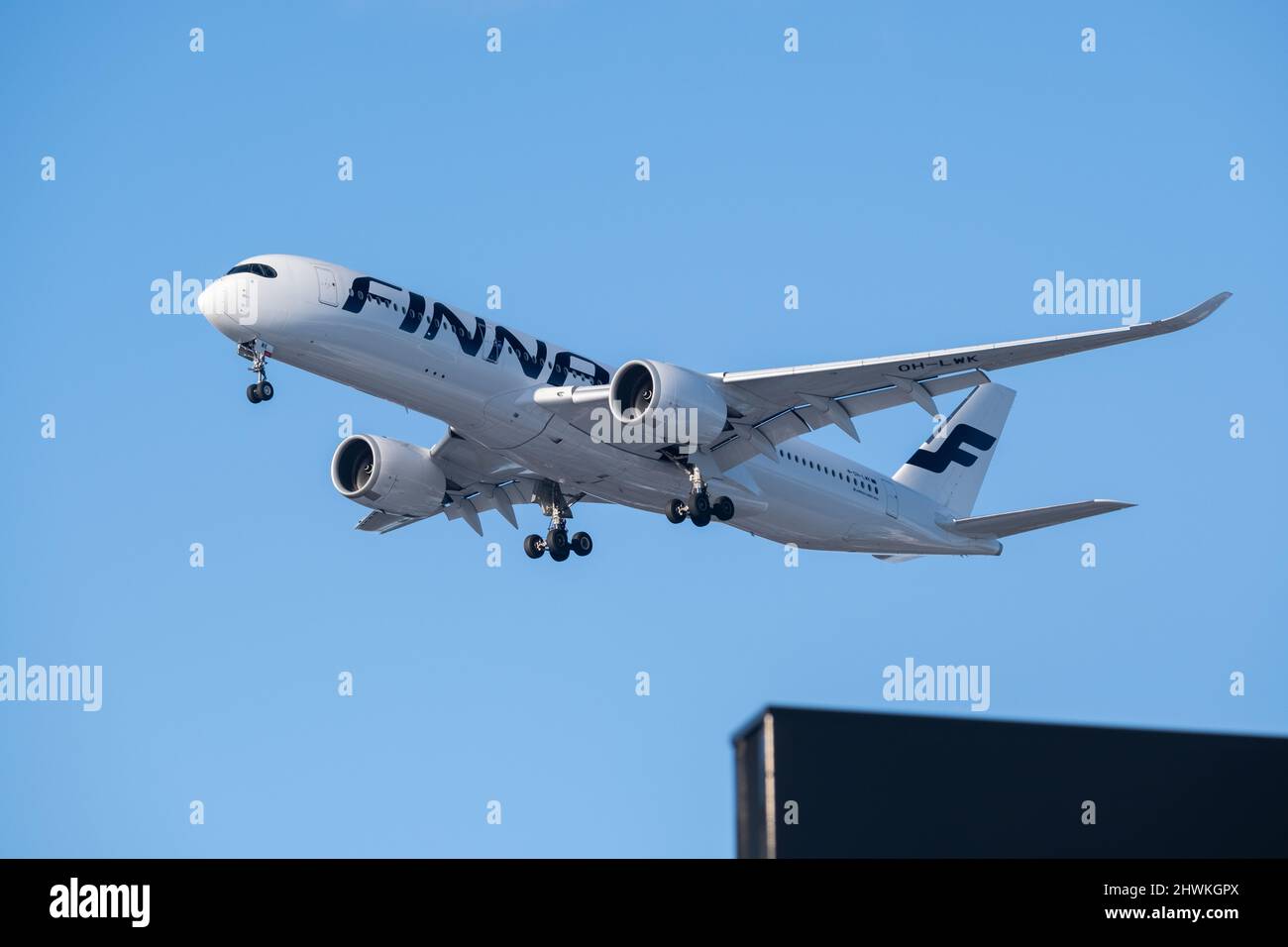 Helsinki / Finlandia - 6 MARZO 2022: Airbus A350 , gestito dal vettore di bandiera finlandese Finnair, sull'accesso finale all'aeroporto Helsinki-Vantaa Foto Stock