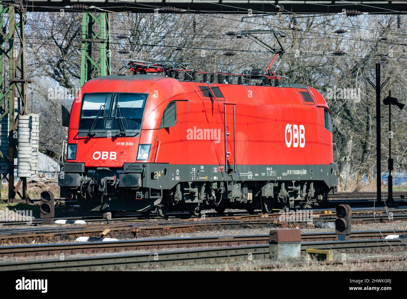 Budapest, Ungheria - 13 marzo 2021: Trasporto ferroviario internazionale. Treno locomotiva alla stazione. Trasporto ferroviario globale e spedizione. Foto Stock