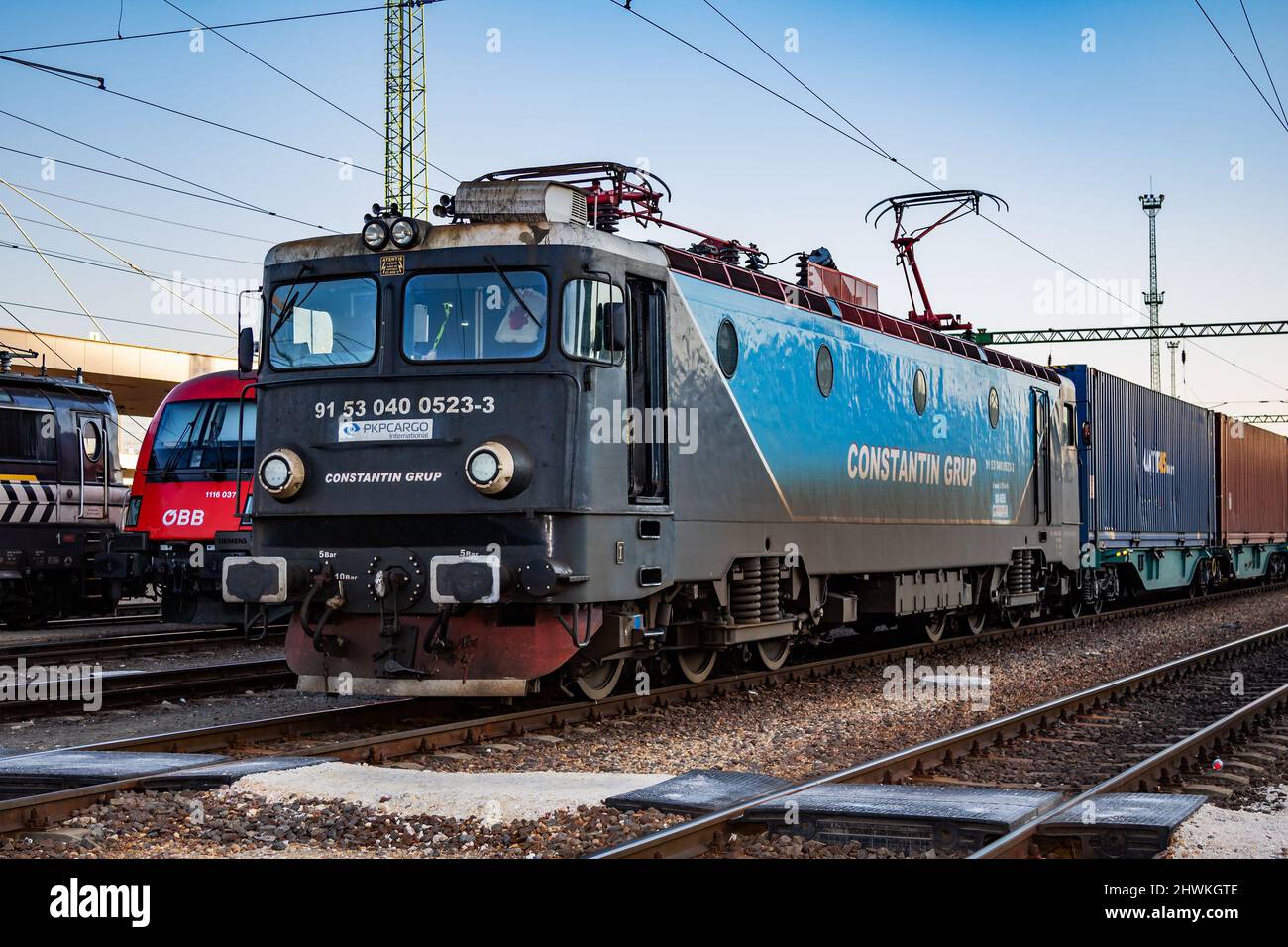 Budapest, Ungheria - 6 marzo 2021: Trasporto ferroviario internazionale. Cargo cargo treno carro alla stazione ferroviaria. Trasporto e spedizione globali. Foto Stock