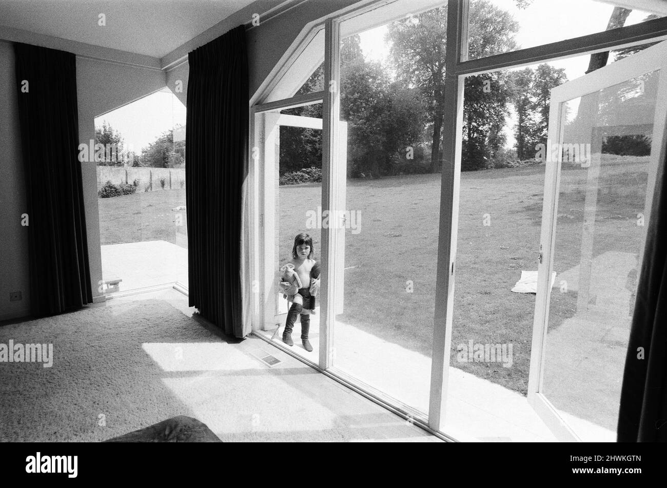 La nuova casa del £60.000 si chiama Tara House a Chertsey, Surrey appartenente al batterista del gruppo rock dell'OMS, Keith Moon. La casa è al centro di un campo a forma di piramidi con un pavimento ben sagomato nel soggiorno. Mandy, figlia di cinque anni di Keith, si trova all'ingresso della parete completamente in vetro di una delle camere da letto. 8th luglio 1971. Foto Stock