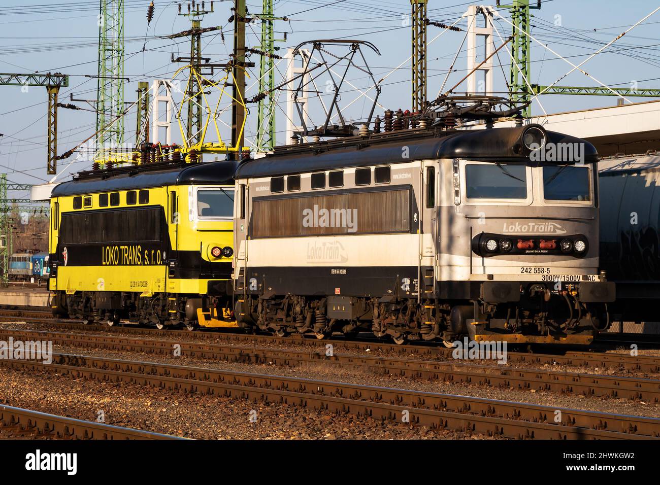 Budapest, Ungheria - 28 febbraio 2021: Trasporto ferroviario internazionale. Treno locomotiva alla stazione. Trasporto ferroviario globale e spedizione. Foto Stock