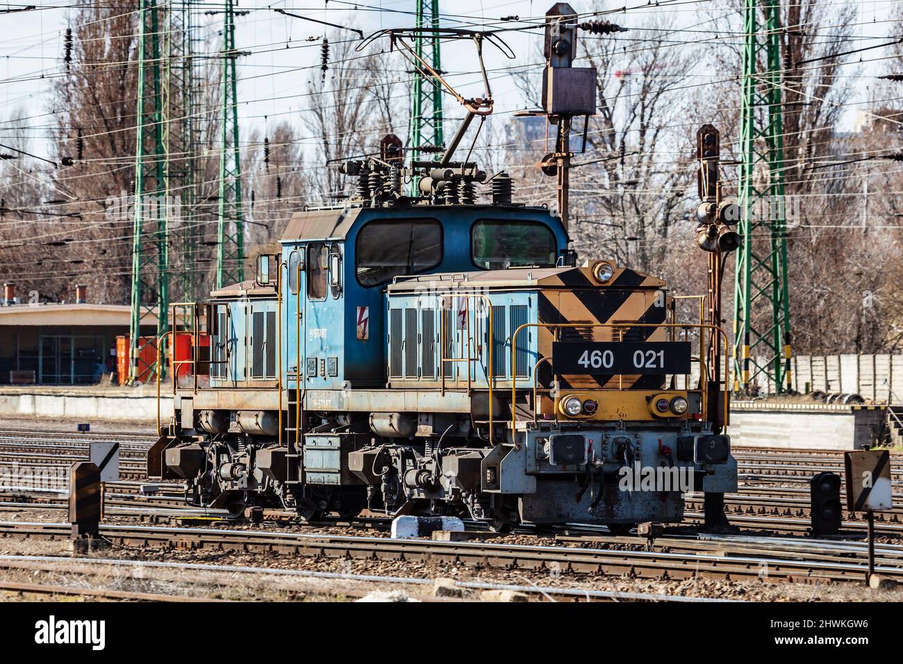 Budapest, Ungheria - 13 marzo 2021: Trasporto ferroviario internazionale. Treno locomotiva alla stazione. Trasporto ferroviario globale e spedizione. Foto Stock