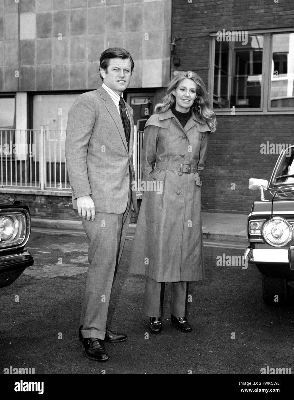 Il senatore americano Edward Kennedy raffigurò con sua moglie Joan all'arrivo all'aeroporto di Heathrow a Londra. 17th aprile 1971. Foto Stock