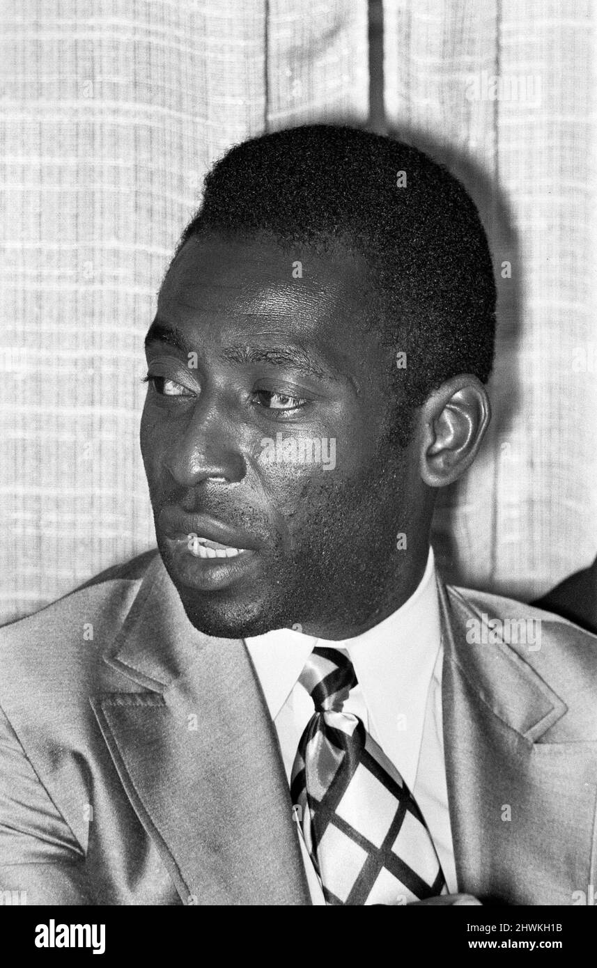 Calciatore brasiliano Edson Arantes do Nascimento, più famoso sa come Pele, nella foto dopo il suo arrivo in Birmingham. Febbraio 1972 Foto Stock
