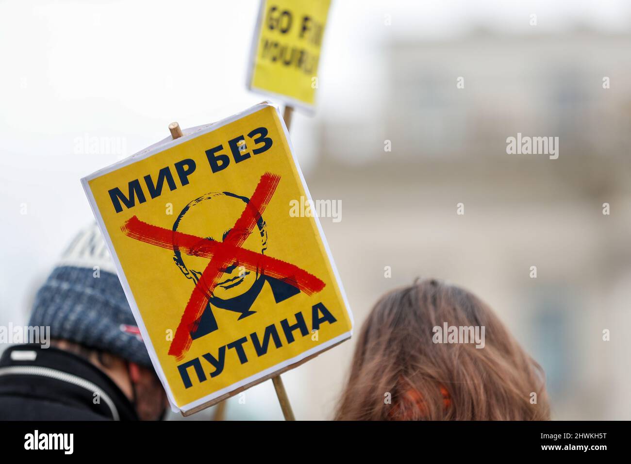 Berlino, Germania. 06th Mar 2022. Una donna ha un segno simile a quello del presidente russo Vladimir Vladimirovich Putin e le parole 'mondo senza Putin' scritte in Cirillico all'evento di solidarietà del Festival Internazionale della Letteratura 'per la vostra libertà e per gli Ours! Ci sono centinaia di persone sul posto. Credit: Gerald Matzka/dpa/Alamy Live News Foto Stock