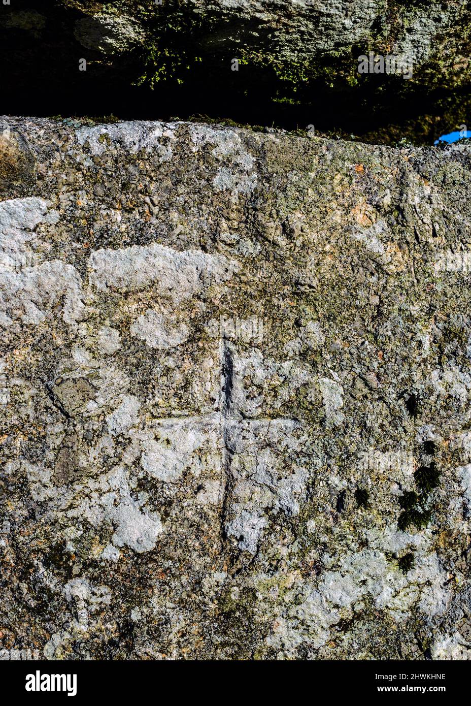 Regno Unito, Inghilterra, Devon. L'ingresso principale attraverso il villaggio di Bronze Age murato composto ha una croce cristiana scolpita nel granito sul lato destro. Foto Stock