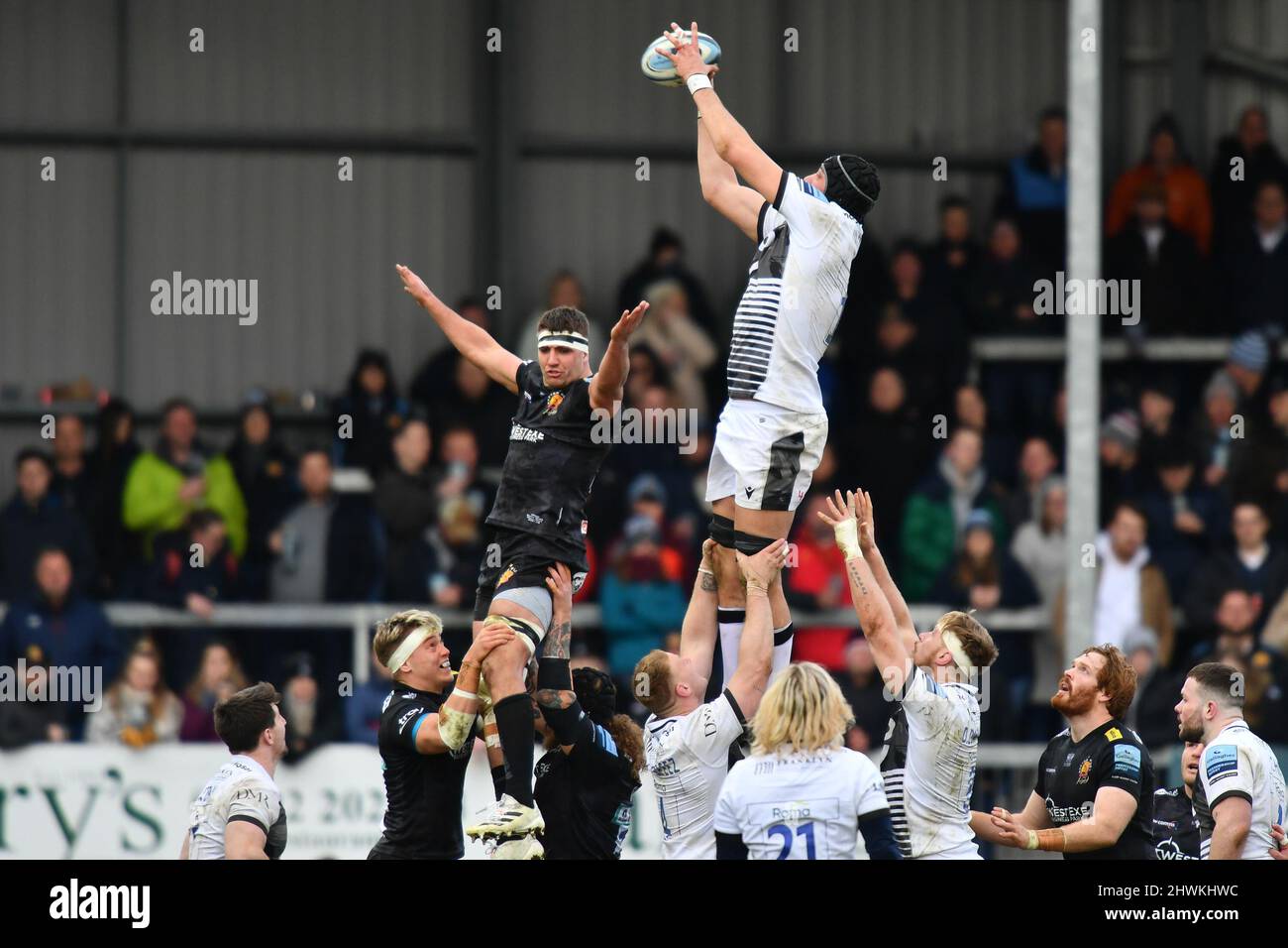 Exeter, Devon, Regno Unito. 6th marzo 2022. JP Du Preez of sale Sharks vince una line-in durante la partita di rugby Gallagher Premiership tra Exeter Chiefs e sale Sharks a Sandy Park, Exeter il 6 marzo 2022. Foto di Scott Boulton. Solo per uso editoriale, licenza richiesta per uso commerciale. Nessun utilizzo nelle scommesse, nei giochi o nelle pubblicazioni di un singolo club/campionato/giocatore. Credit: UK Sports Pics Ltd/Alamy Live News Foto Stock