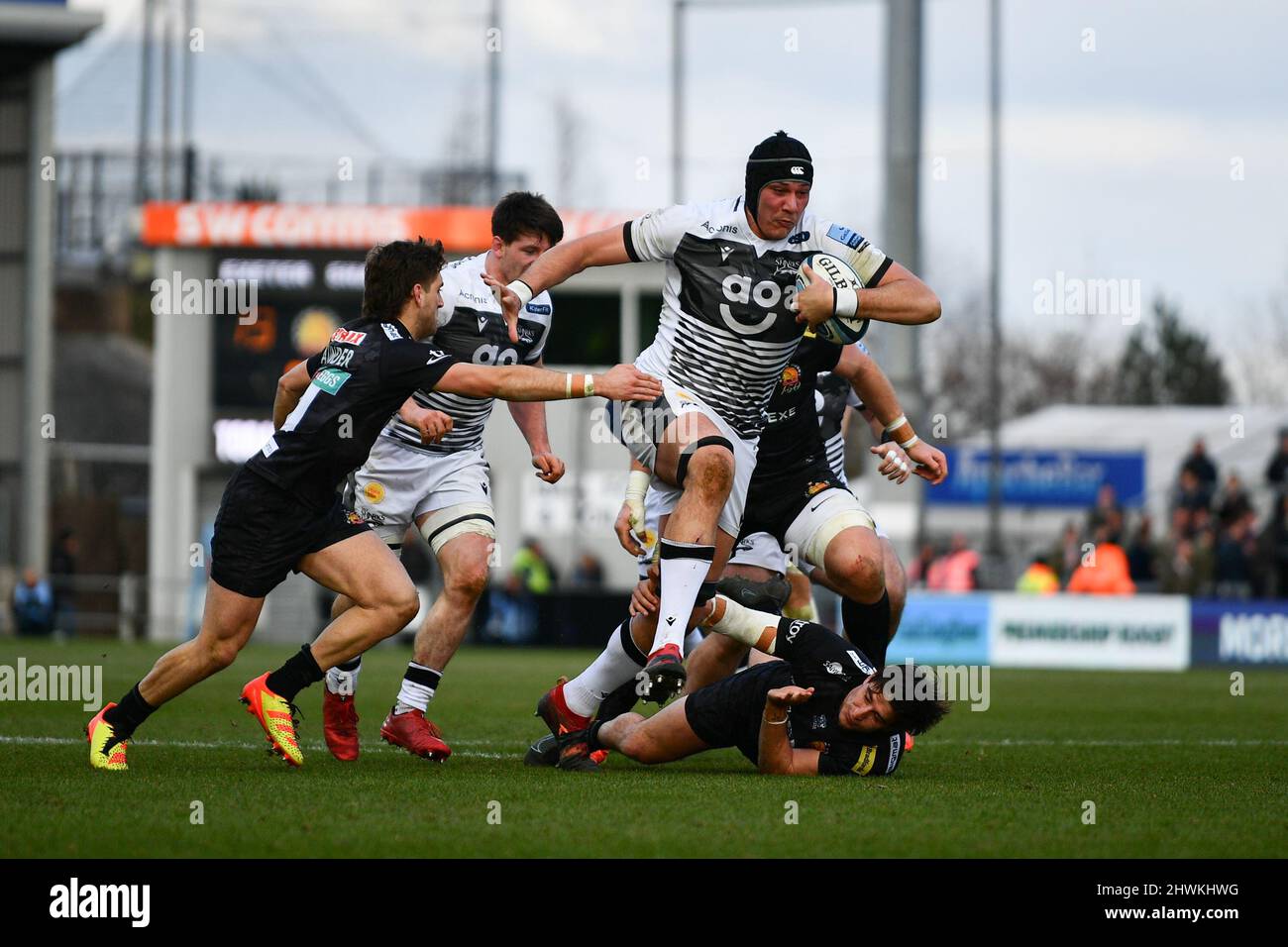 Exeter, Devon, Regno Unito. 6th marzo 2022. JP Du Preez of sale Sharks riesce a superare diversi giocatori Exeter Chief durante la partita di rugby Gallagher Premiership tra Exeter Chiefs e sale Sharks a Sandy Park, Exeter il 6 marzo 2022. Foto di Scott Boulton. Solo per uso editoriale, licenza richiesta per uso commerciale. Nessun utilizzo nelle scommesse, nei giochi o nelle pubblicazioni di un singolo club/campionato/giocatore. Credit: UK Sports Pics Ltd/Alamy Live News Foto Stock