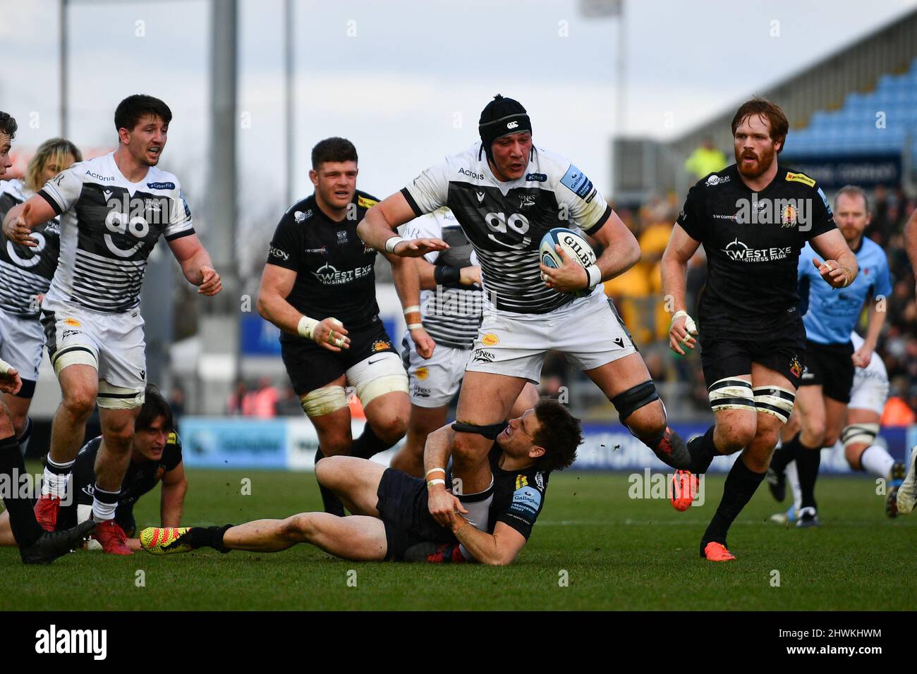 Exeter, Devon, Regno Unito. 6th marzo 2022. JP Du Preez di sale squali viene messo giù da Sam Maunder di Exeter Chiefs durante la Gallagher Premiership Rugby match tra Exeter Chiefs e sale Sharks a Sandy Park, Exeter il 6 marzo 2022. Foto di Scott Boulton. Solo per uso editoriale, licenza richiesta per uso commerciale. Nessun utilizzo nelle scommesse, nei giochi o nelle pubblicazioni di un singolo club/campionato/giocatore. Credit: UK Sports Pics Ltd/Alamy Live News Foto Stock