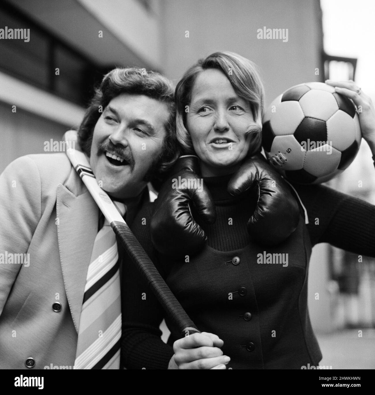 Il "mondo dello sport" della televisione indipendente ha firmato la prima giornalista sportiva femminile della televisione, Rachael Heyhoe. È anche capitano della squadra di cricket delle Donne d'Inghilterra. Rachael raffigurato con Dickie Davies che introduce il 'mondo dello Sport' 18th gennaio 1973. Foto Stock