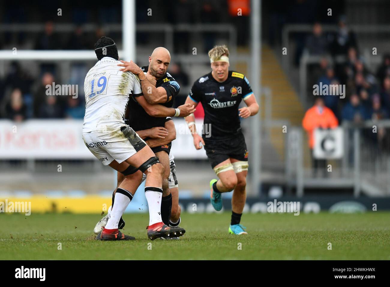 Exeter, Devon, Regno Unito. 6th marzo 2022. Olly Woodburn of Exeter Chiefs viene affrontato da JP Du Preez of sale Sharks durante la partita di rugby Gallagher Premiership tra Exeter Chiefs e sale Sharks a Sandy Park, Exeter il 6 marzo 2022. Foto di Scott Boulton. Solo per uso editoriale, licenza richiesta per uso commerciale. Nessun utilizzo nelle scommesse, nei giochi o nelle pubblicazioni di un singolo club/campionato/giocatore. Credit: UK Sports Pics Ltd/Alamy Live News Foto Stock