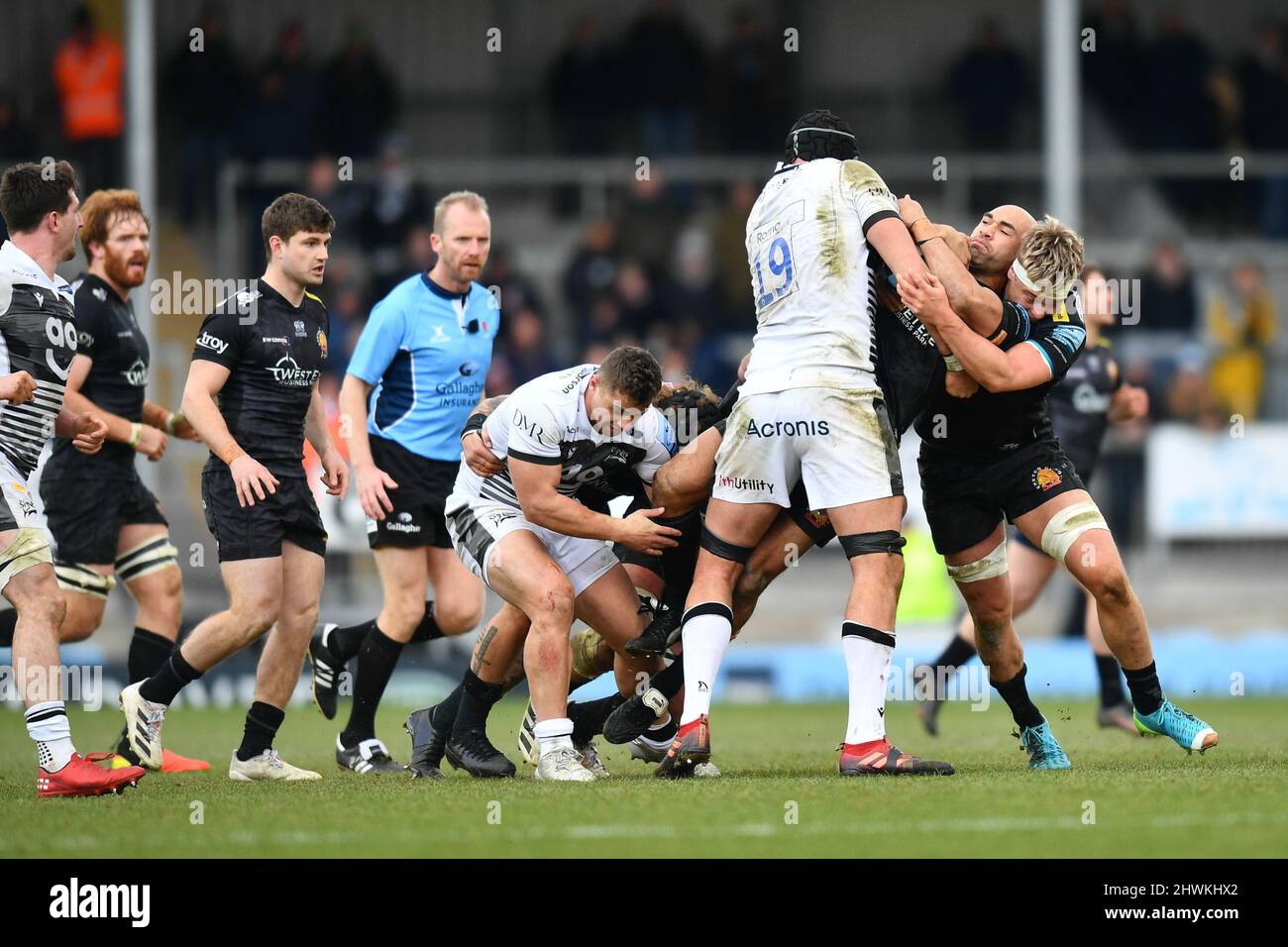 Exeter, Devon, Regno Unito. 6th marzo 2022. Olly Woodburn of Exeter Chiefs viene affrontato da JP Du Preez of sale Sharks durante la partita di rugby Gallagher Premiership tra Exeter Chiefs e sale Sharks a Sandy Park, Exeter il 6 marzo 2022. Foto di Scott Boulton. Solo per uso editoriale, licenza richiesta per uso commerciale. Nessun utilizzo nelle scommesse, nei giochi o nelle pubblicazioni di un singolo club/campionato/giocatore. Credit: UK Sports Pics Ltd/Alamy Live News Foto Stock