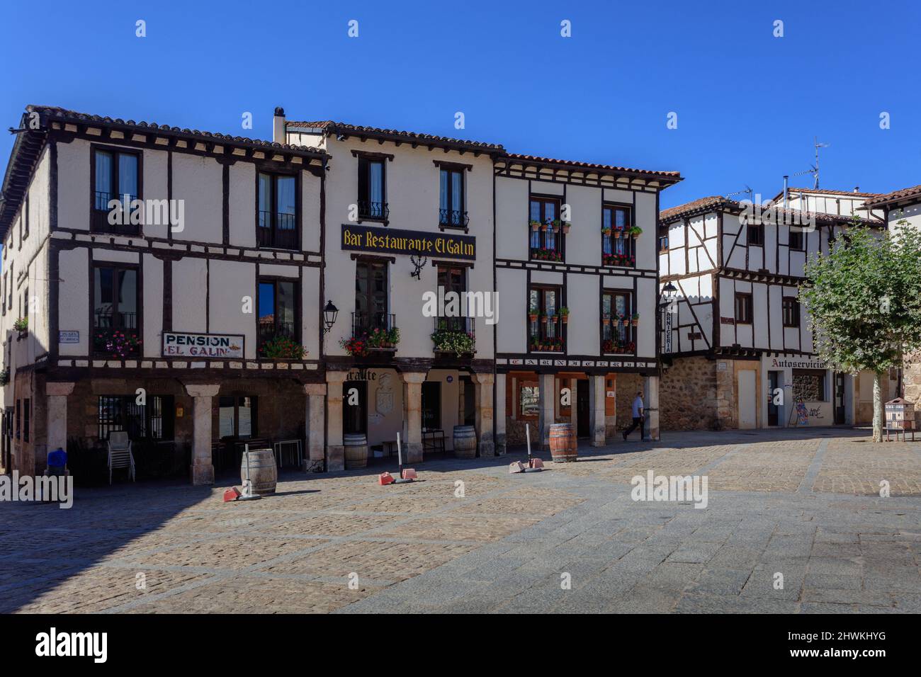 Case tipiche di Covarrubias, città medievale della provincia di Burgos. Spagna. È considerato uno dei più bei villaggi di Castilla y Leon Foto Stock