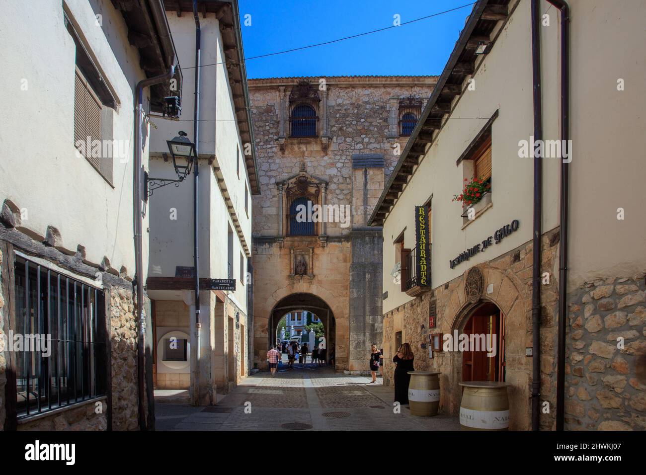 Covarrubias, città medievale della provincia di Burgos. Spagna. È considerato uno dei più bei villaggi di Castilla y Leon Foto Stock
